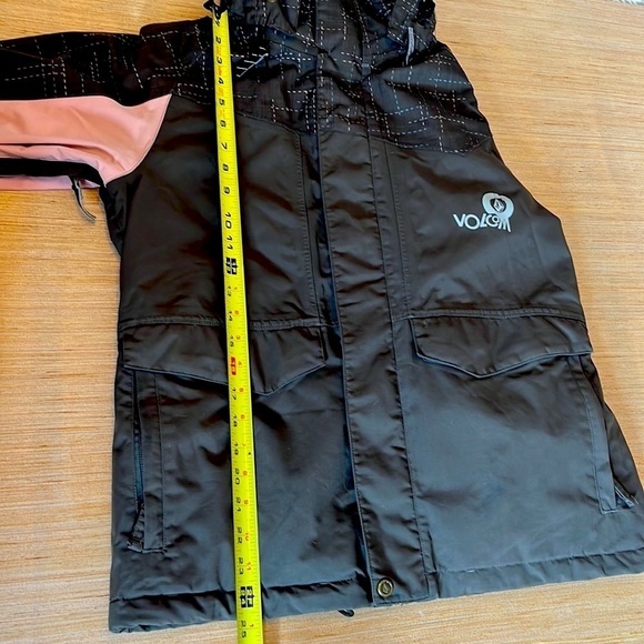 volcom women’s small ski/snowboard jacket, pink/taupe , in good condition - Picture 5 of 9